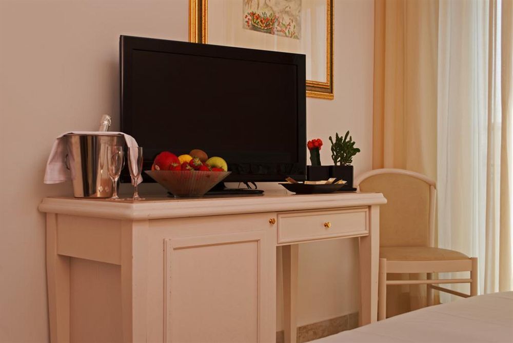 Hotel Ambra Milano Marittima Bagian luar foto